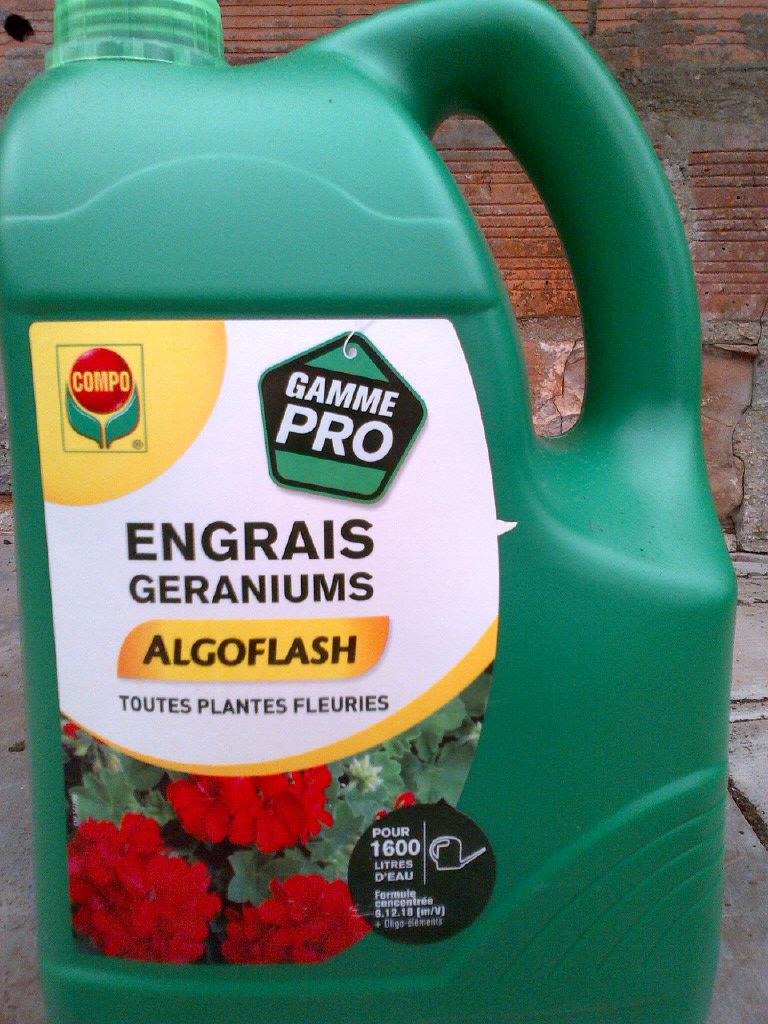 bouteille d'engrais organique osmo pour geranium et plantes de balcon